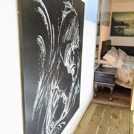 2 Independant Boutique One Sleeps 2 The Other Sleeps 4, Meadowhall, Arena, Free Parking *