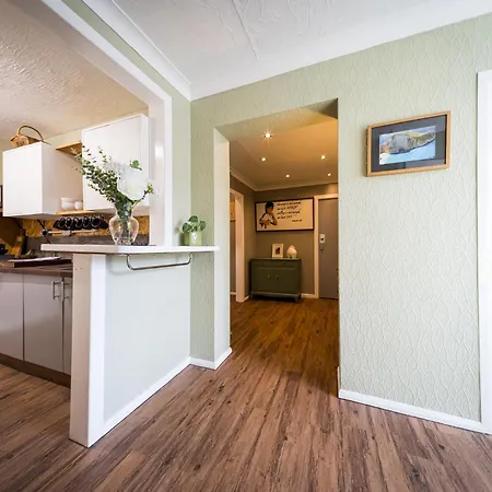 2 Independant Boutique One Sleeps 2 The Other Sleeps 4, Meadowhall, Arena, Free Parking *
