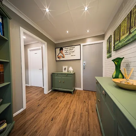 Apartment 2 Independant Boutique One Sleeps 2 The Other Sleeps 4, Meadowhall, Arena, Free Parking Sheffield