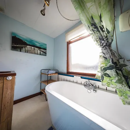 2 Independant Boutique One Sleeps 2 The Other Sleeps 4, Meadowhall, Arena, Free Parking Apartment