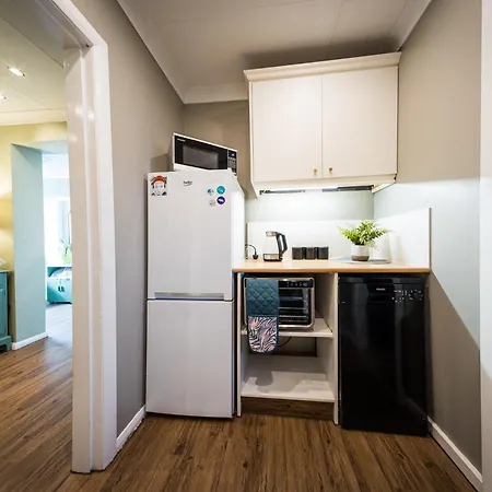 2 Independant Boutique One Sleeps 2 The Other Sleeps 4, Meadowhall, Arena, Free Parking Apartment
